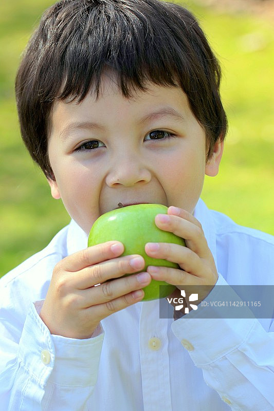 男孩吃青苹果图片素材