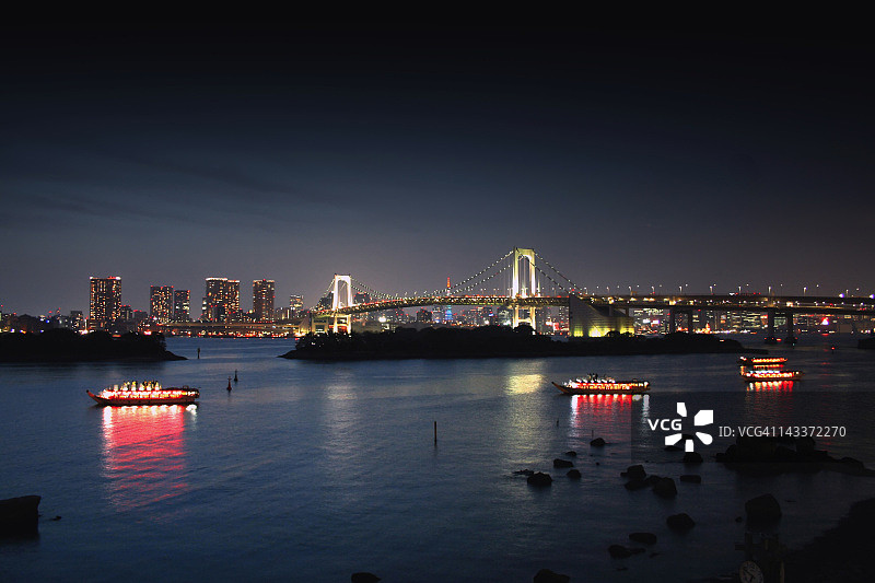 彩虹桥和东京塔排成一排图片素材
