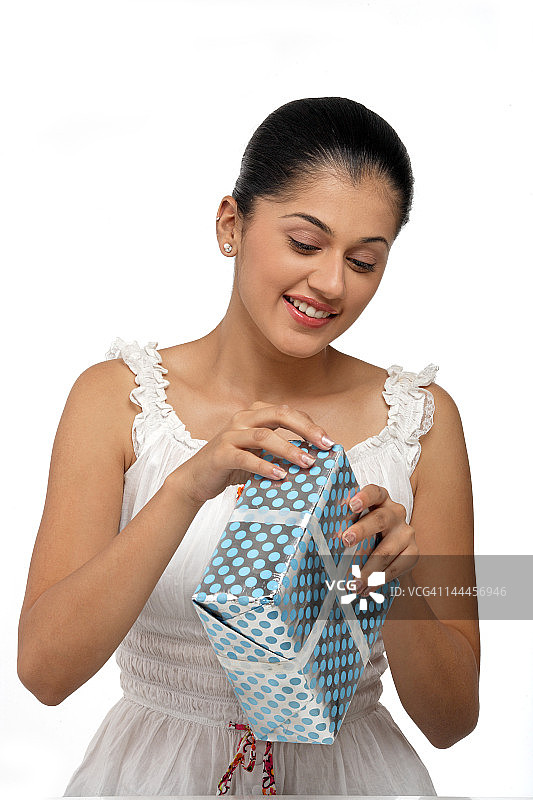 年轻女子打开礼品盒图片素材