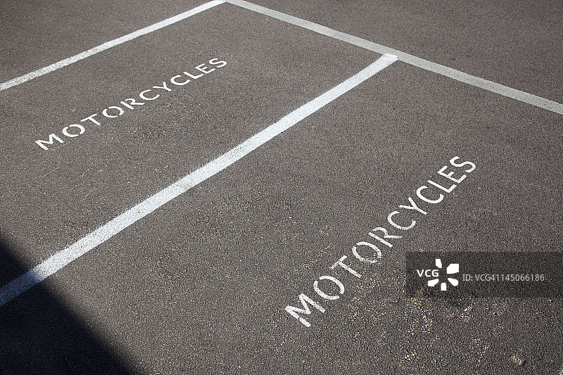 两个摩托车停车位图片素材