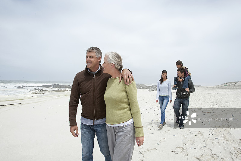 三代人在海滩上散步图片素材