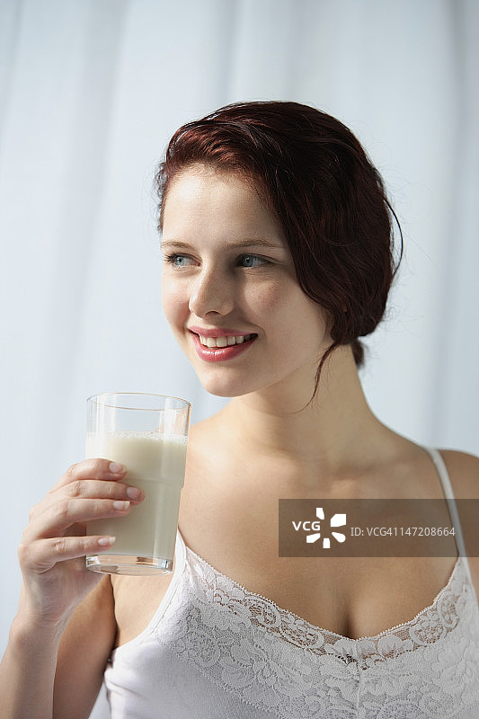 一杯牛奶的女人图片素材
