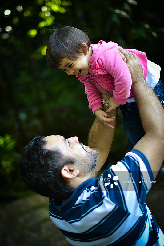 一个男人抱着他的宝贝女儿图片素材