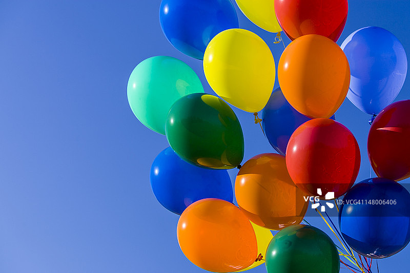 五颜六色的气球映衬着蓝天图片素材