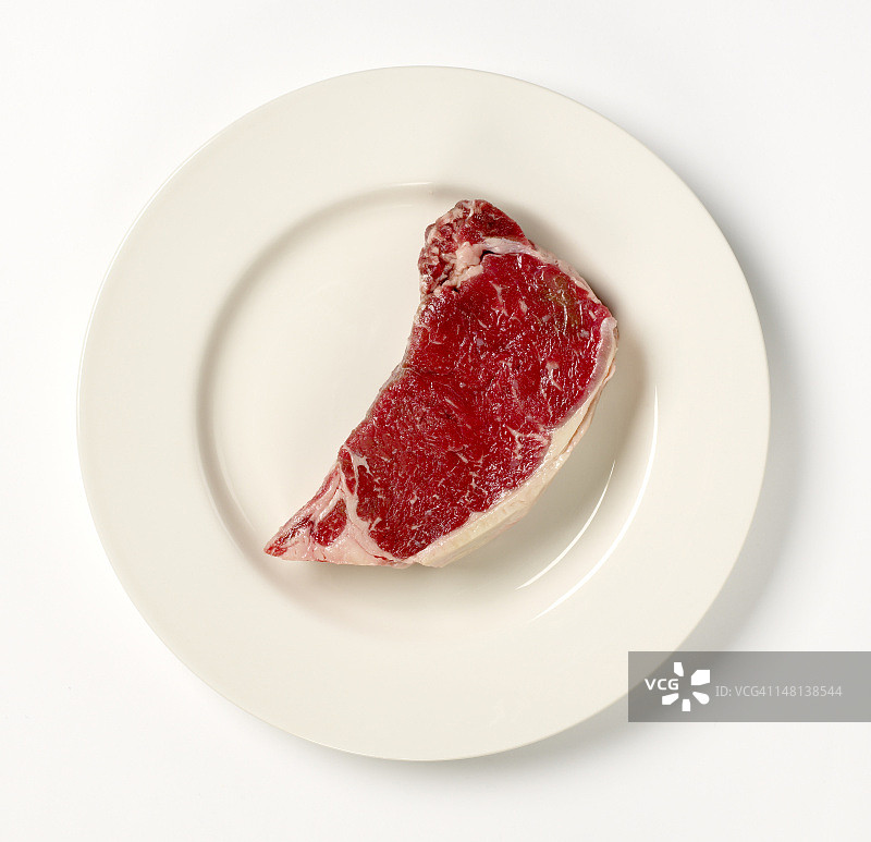 生的红肉放在盘子里图片素材