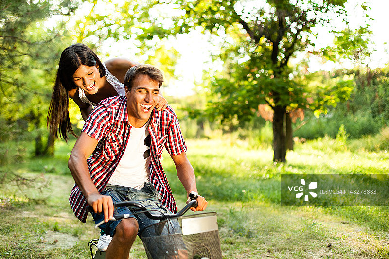 年轻的男人和女人在玩自行车图片素材