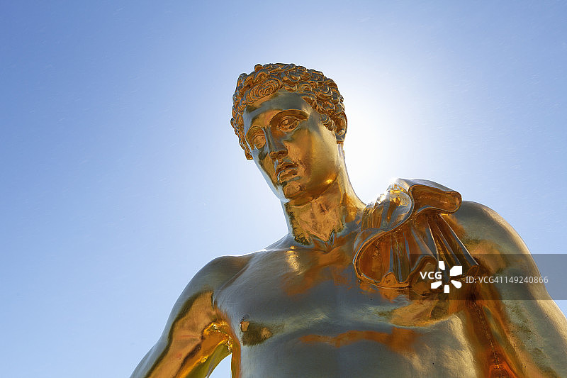 彼得霍夫宫的一个男人的金色雕像图片素材