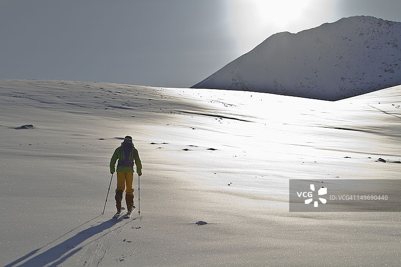 挪威，林根，站在雪地上的滑雪者图片素材