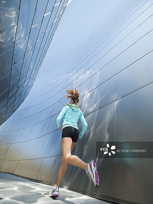 美国，加州，洛杉矶，年轻女子在城市慢跑图片素材