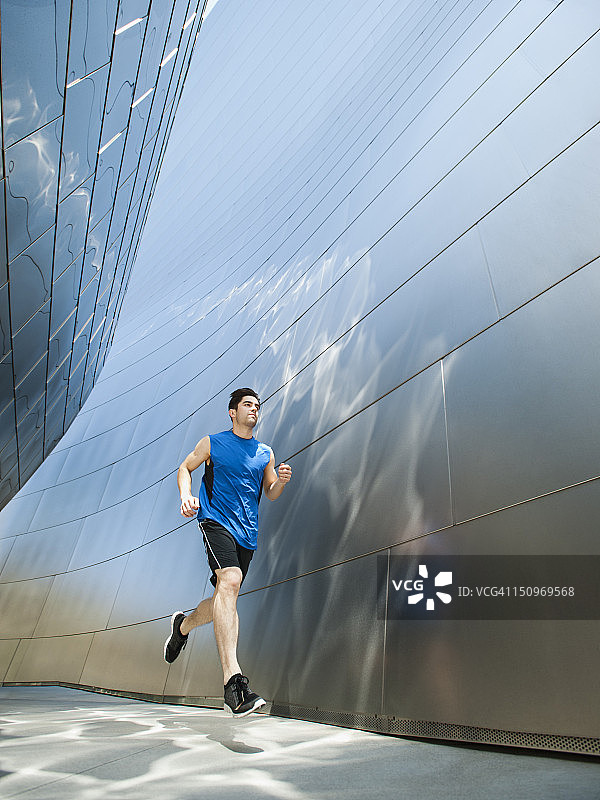 美国，加州，洛杉矶，一个年轻人在城市慢跑图片素材