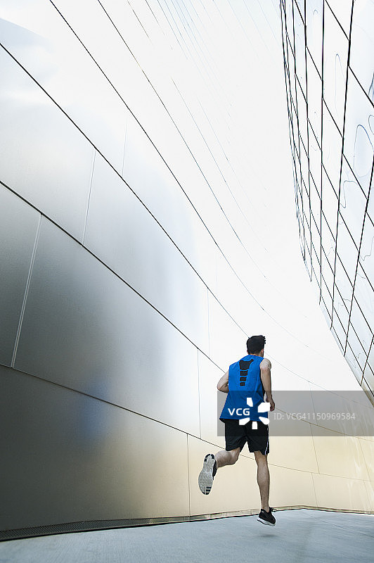 美国，加州，洛杉矶，一个年轻人在城市慢跑图片素材