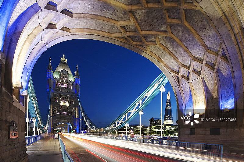 伦敦塔桥上的汽车小径;伦敦;英格兰图片素材