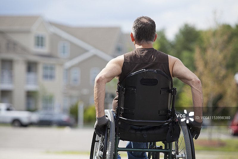 一个脊髓损伤的人坐在轮椅上图片素材