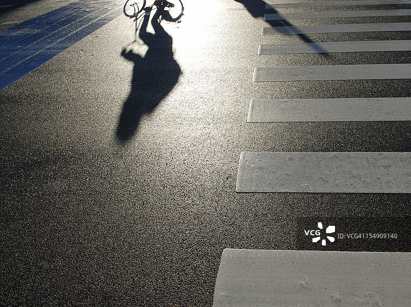 骑自行车的影子图片素材