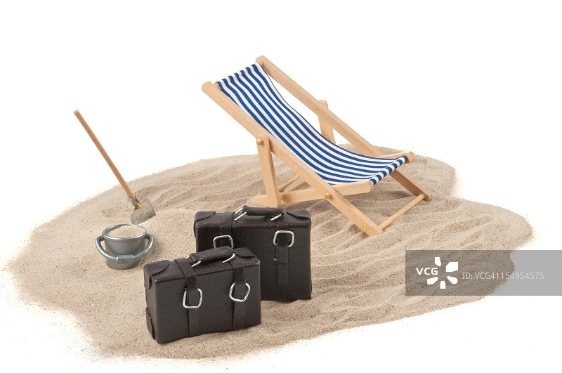 假日概念-躺椅，沙子，袋子和饮料图片素材