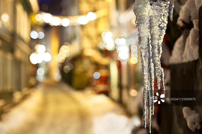 圣诞夜街上的冰柱图片素材