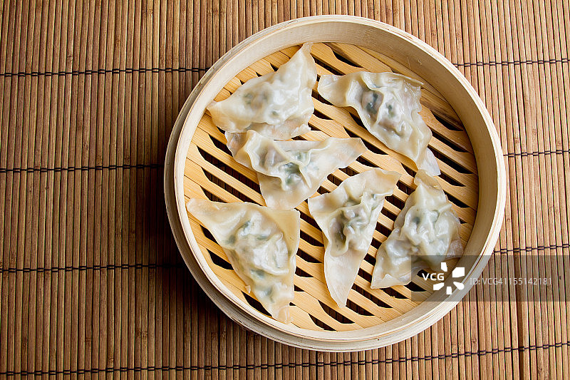 中国点心饺子在蒸笼图片素材
