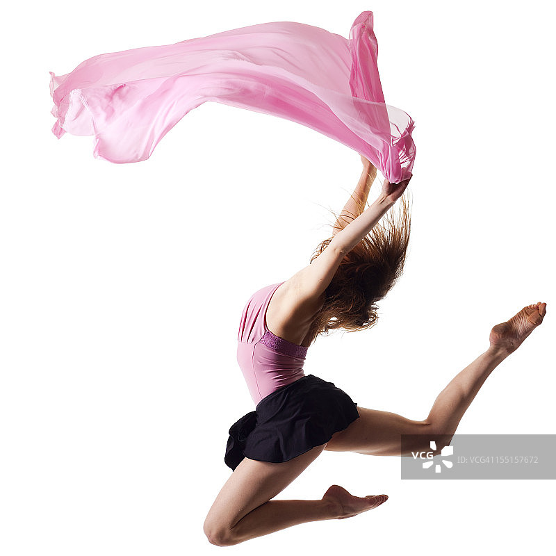 舞者跳在白色的背景和粉红色的织物图片素材