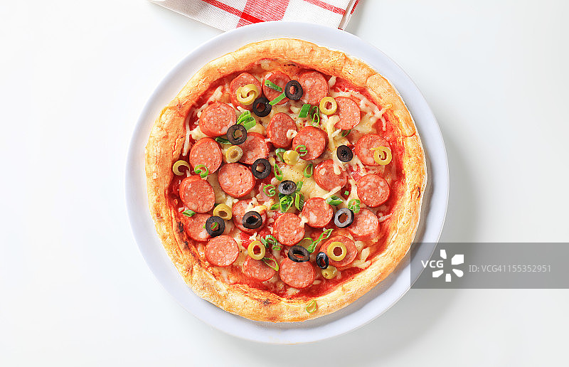 披萨香肠放在盘子里图片素材