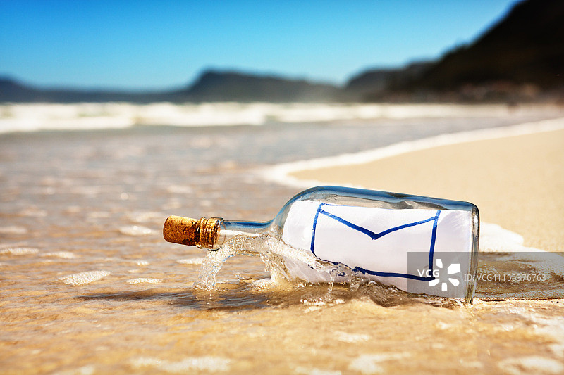 洗过的瓶子与信息显示图标的电子邮件图片素材