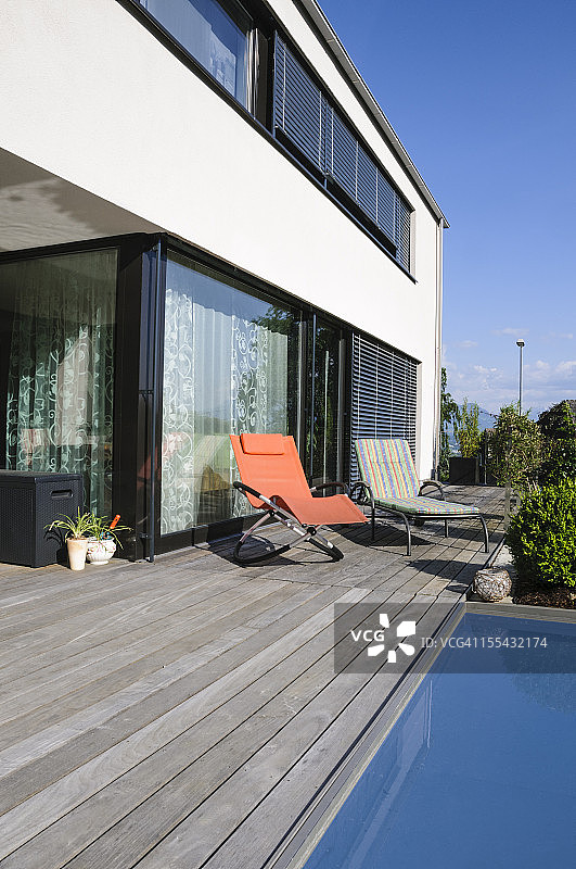 当代建筑现代家庭游泳池露天甲板图片素材