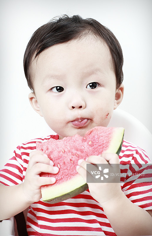 可爱的亚洲宝宝吃西瓜图片素材