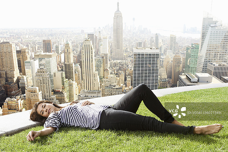 在纽约天际线旁放松的女人图片素材