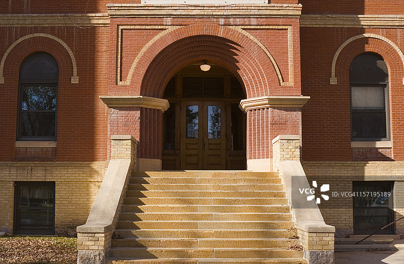 旧砖学校建筑外部，前门，大门和台阶图片素材