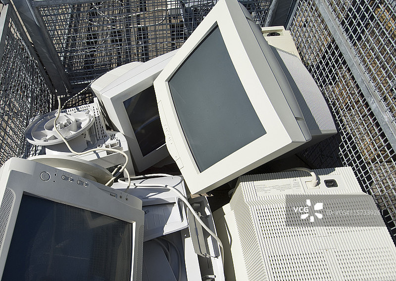 废弃的电脑阴极射线管屏幕被丢弃在垃圾场图片素材