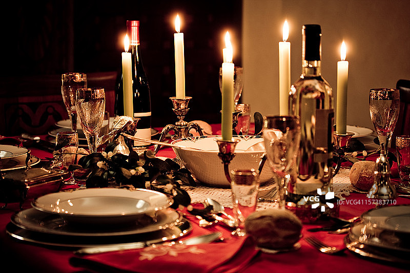 烛光下优雅的圣诞餐桌图片素材