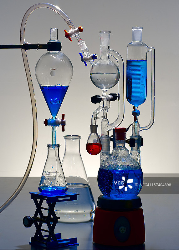 带蓝色溶液的化学实验室玻璃器皿图片素材