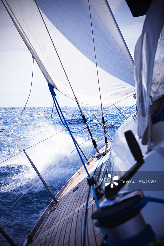 乘着帆船在风中航行图片素材