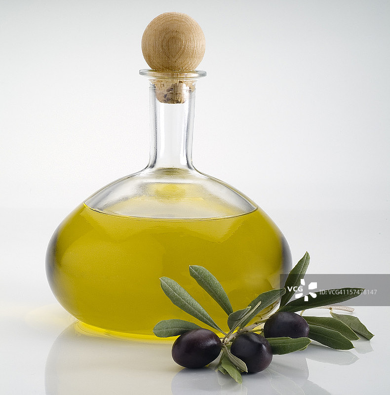 瓶中的橄榄油和橄榄图片素材