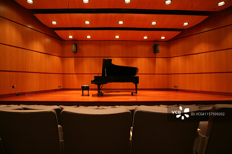 钢琴坐在观众席舞台中央图片素材