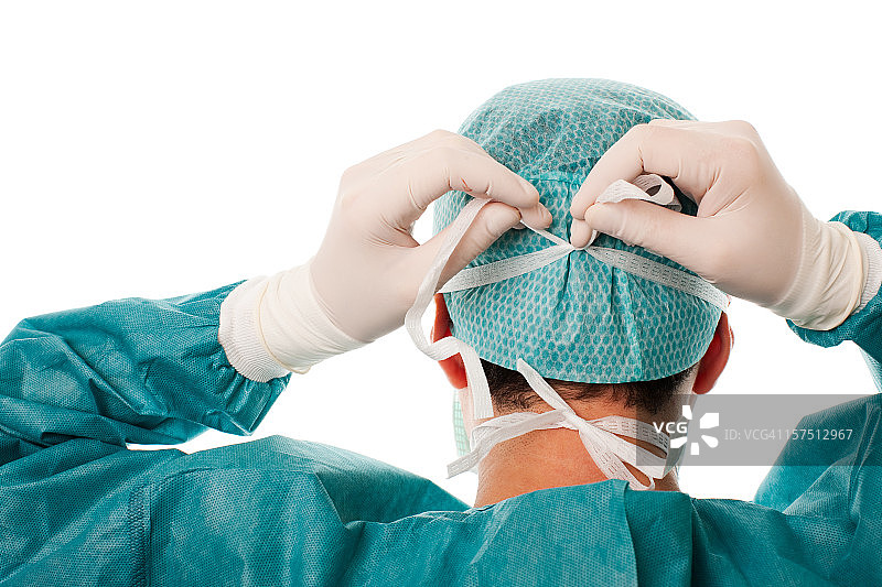 男外科医生将口罩绑在头上图片素材