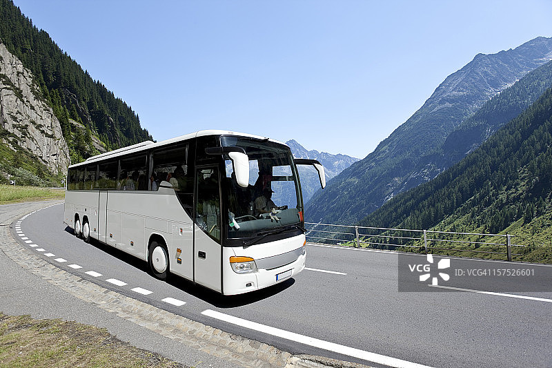 蓝色的天空越过白色的巴士穿越阿尔卑斯山图片素材