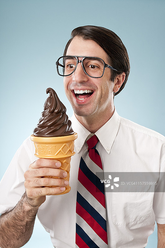 吃甜筒冰淇淋的快乐呆子图片素材