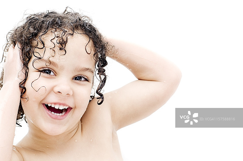 快乐的孩子在白色的背景上洗澡图片素材