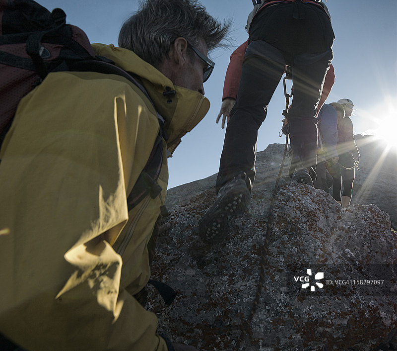 登山者接近山顶，日出图片素材