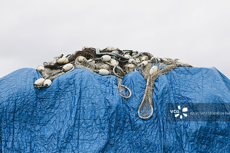 西雅图渔人码头，蓝色防水油布覆盖着商业渔网。图片素材