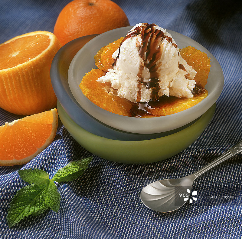 香草冰淇淋配橘子和巧克力酱图片素材