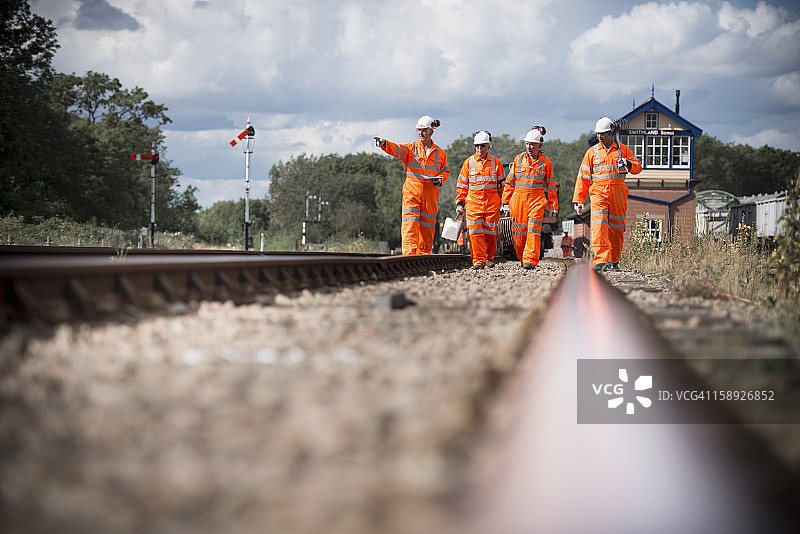 铁路工人正在检查轨道，正面图片素材