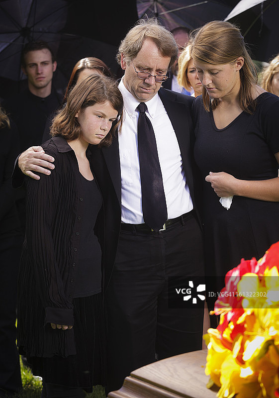 悲伤的父亲和女儿图片素材