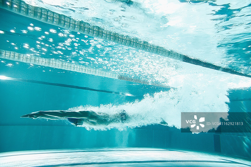 游泳者在跳跃后潜入水中图片素材