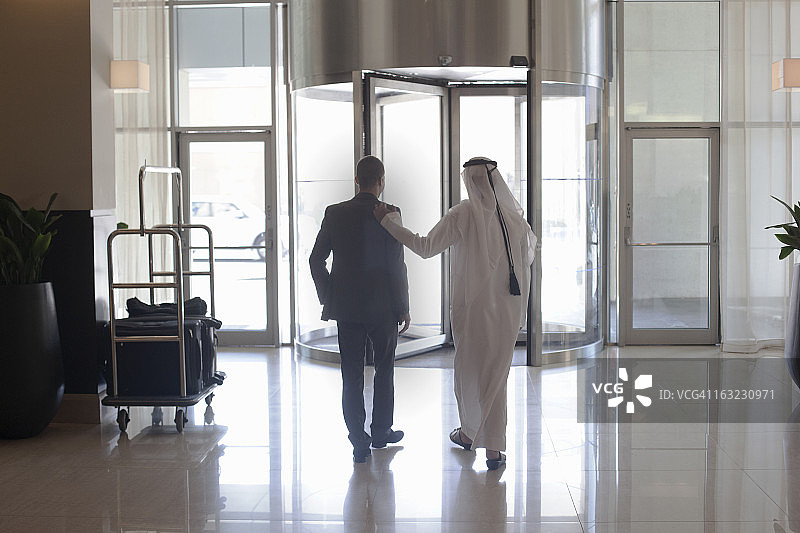 两个中东商人离开酒店图片素材