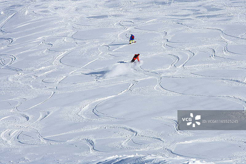 滑雪板运动员在雪地上留下痕迹图片素材