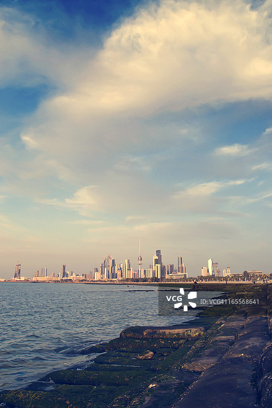 科威特城的天际线和水图片素材