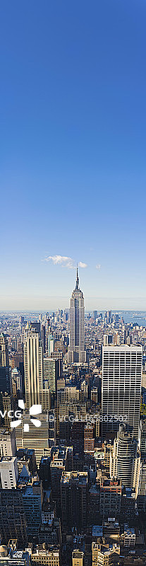 曼哈顿中城航拍全景，蓝天旗帜纽约图片素材