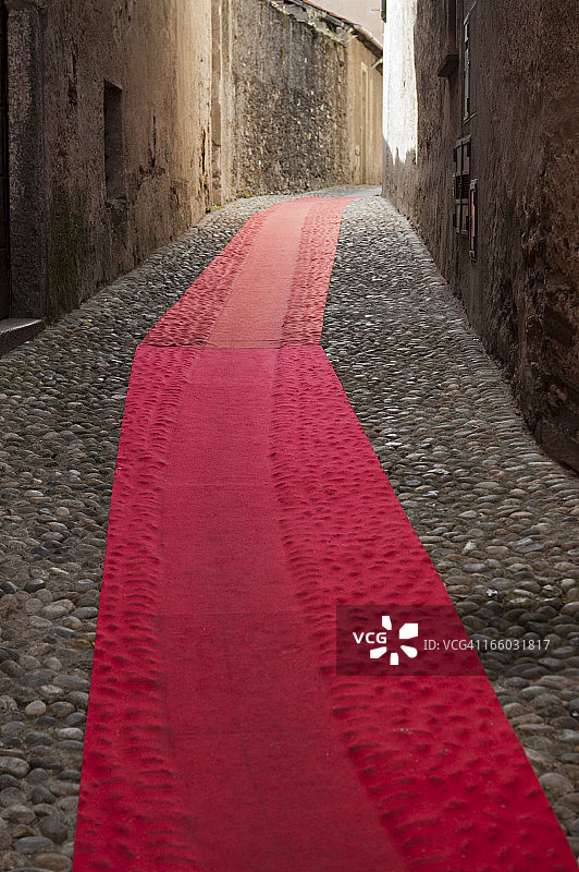 小巷里铺着红地毯图片素材
