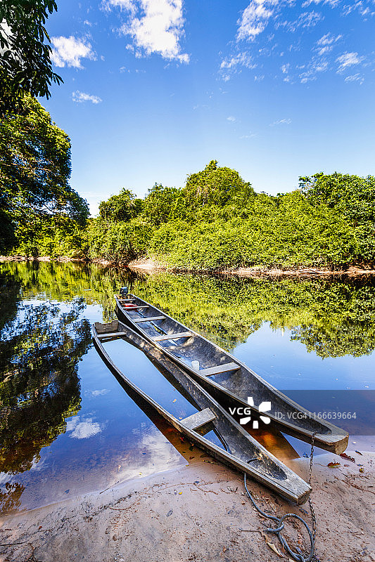 委内瑞拉亚马逊州一条河上的土著独木舟图片素材